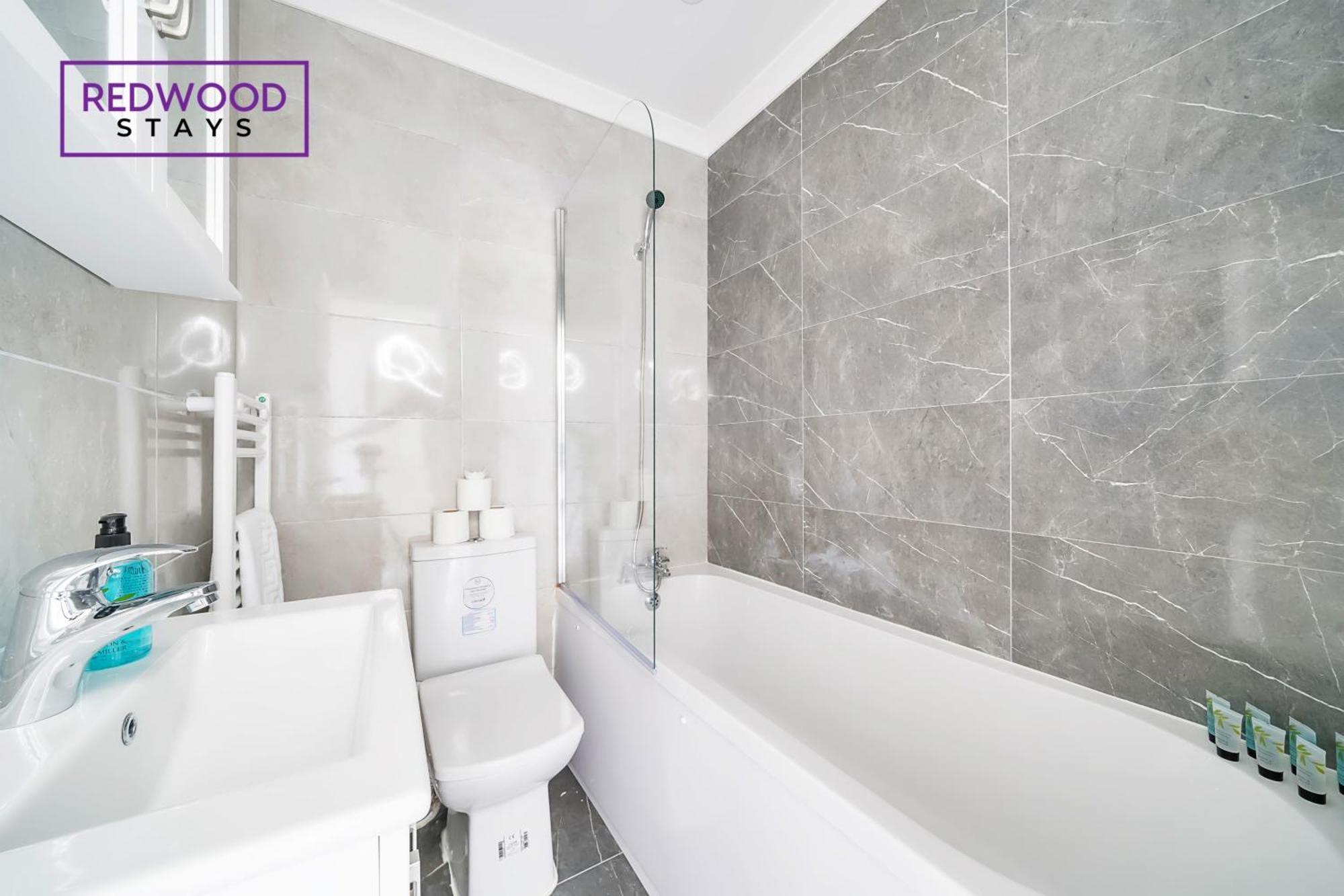 Brand New, 2 Bed 1 Bath, Modern Town Center Apartment, Free Wifi & Netflix By Redwood Stays الدرشوت المظهر الخارجي الصورة